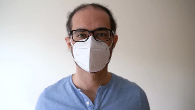 年轻医生戴上一次性口罩以掩盖口腔内可能的细菌。