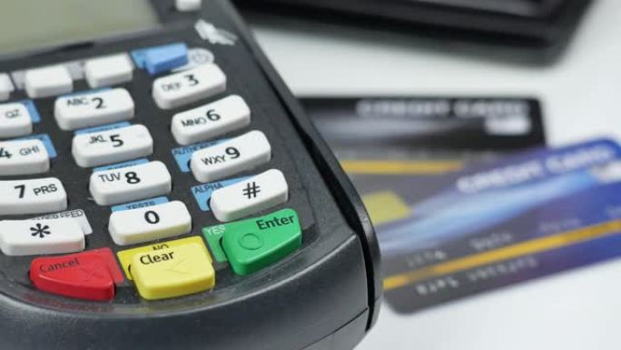 信用卡读卡器机或支付终端，信用卡放在桌子上慢速平移4k视频