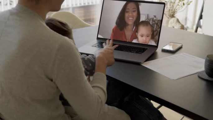 与家人在笔记本电脑上进行视频通话的女人