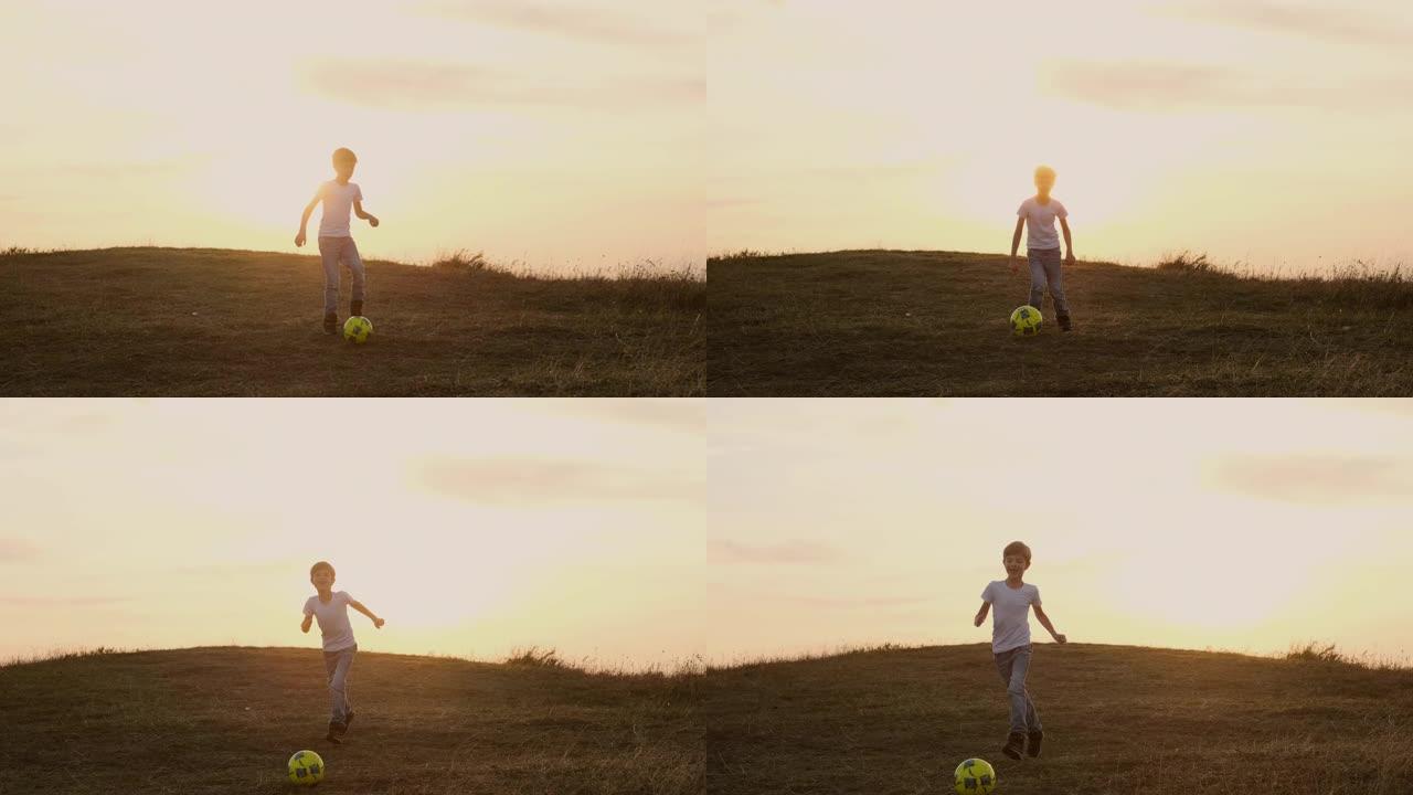 男孩在追足球。户外娱乐。天空和地平线。