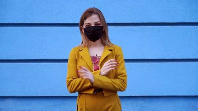 年轻的高加索欧洲女孩20岁戴黑色防护医用口罩防疫冠状病毒新型冠状病毒肺炎