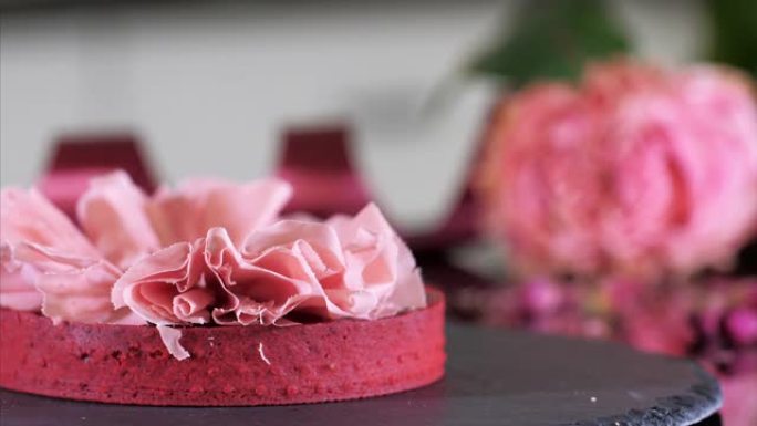 糖果店正在用粉红色巧克力制成花瓣的甜点