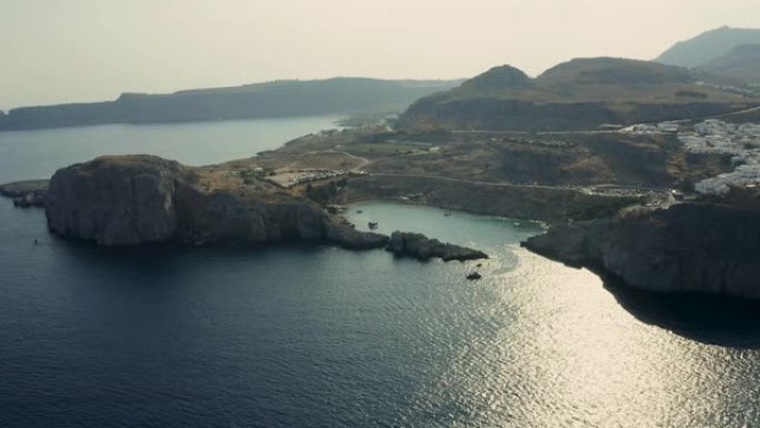 鸟瞰希腊小镇林多斯，罗得岛和雅典卫城，周围是白色房屋和蓝湾。