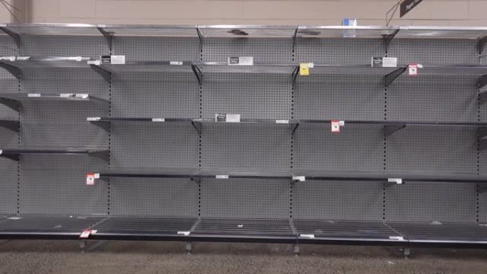 超市的货架上没有卫生纸。危机是由恐慌引起的。一些商品的短缺
