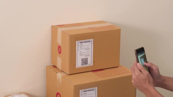 送货员提箱并用智能手机检查订单