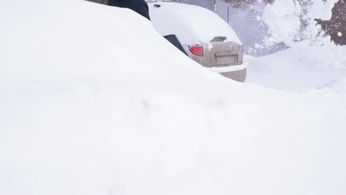 异常降雪气候变化一男子从雪中挖车