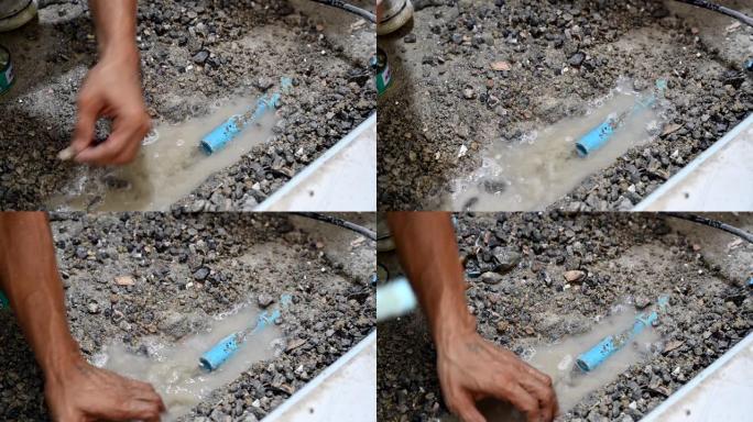 劳动者用手挖修水管的沟土