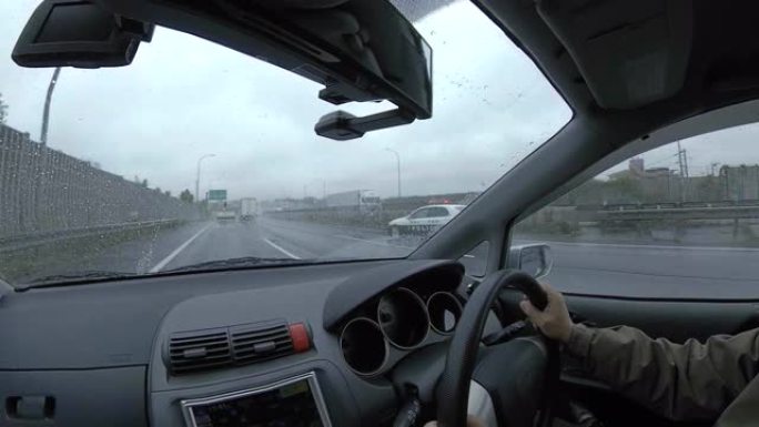 驾车穿越多雨的高速公路