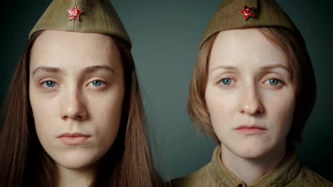 年轻女性穿着红军制服的视频
