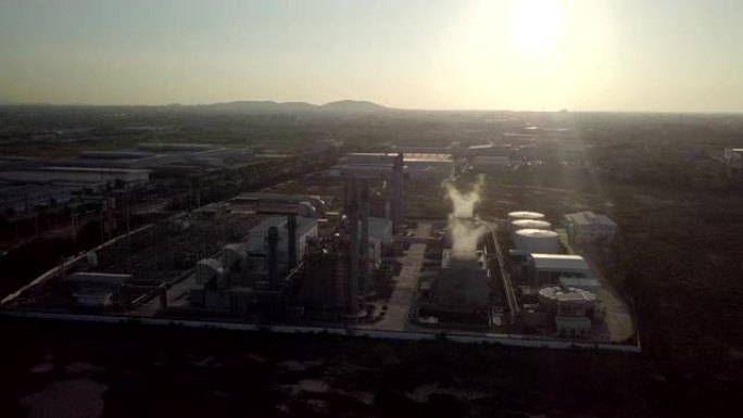 发电厂和天然气储罐钢铁设备日落时炼油厂的轮廓
