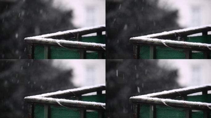 栏杆上的实际降雪