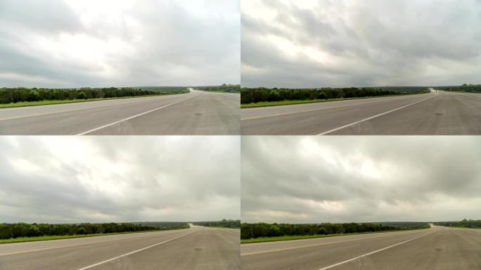 穿越德克萨斯州乡村道路的交通时间流逝，暴风云穿过