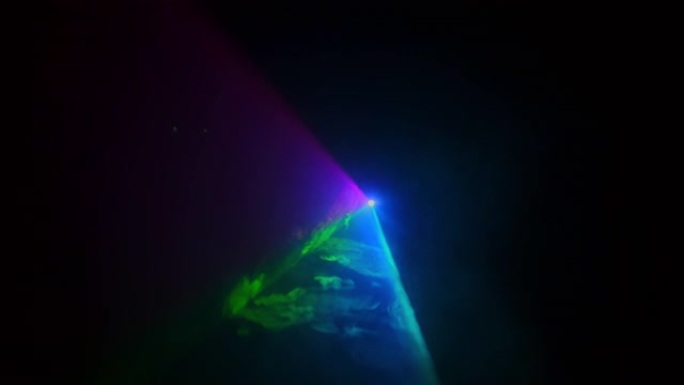 抽象的形状创造不同颜色的光。一个惊人的三角形。
