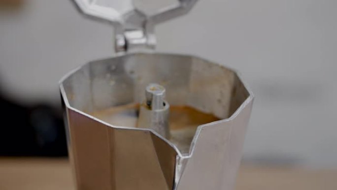 用经典咖啡机煮沸的咖啡壶