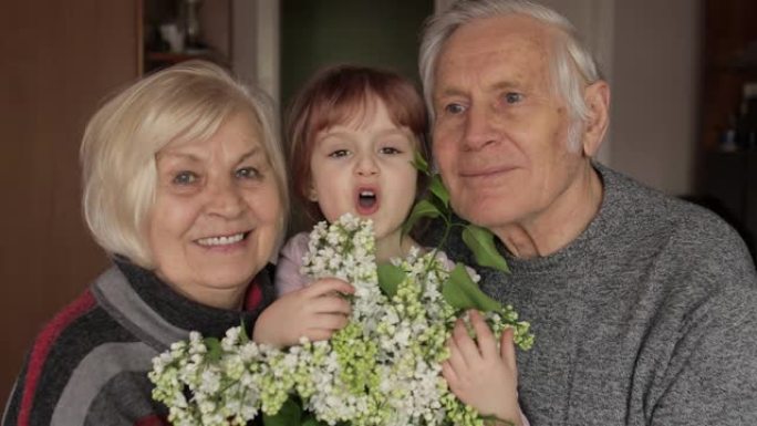 孙女在家中与祖母亲吻微笑的祖父