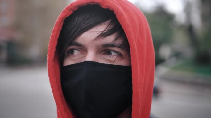 戴着防护面具的年轻人的特写肖像站在户外，季节性流感在乡下流行。