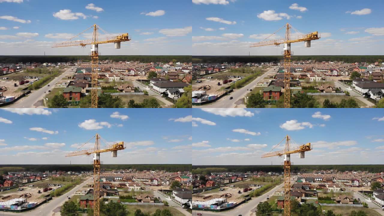 高层建筑施工现场。背景为蓝天和城市景观的大型工业塔式起重机。