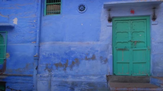 著名的蓝色城市焦特布尔的蓝色彩绘房屋的外观。印度拉贾斯坦邦焦特布尔。