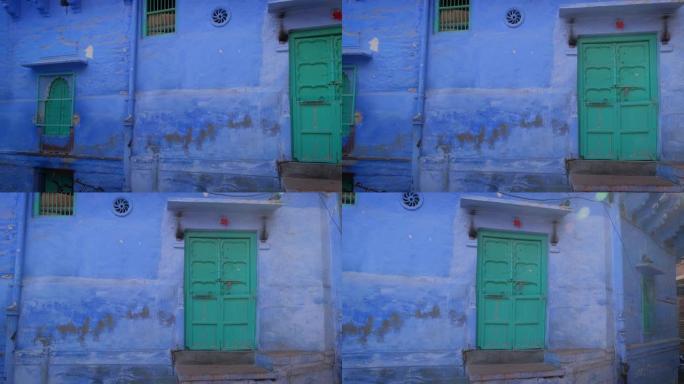 著名的蓝色城市焦特布尔的蓝色彩绘房屋的外观。印度拉贾斯坦邦焦特布尔。