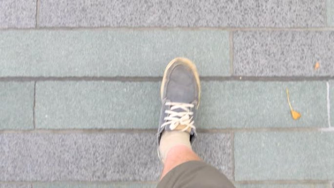 一名男子在日本东京的砖砌道路上缓慢行走