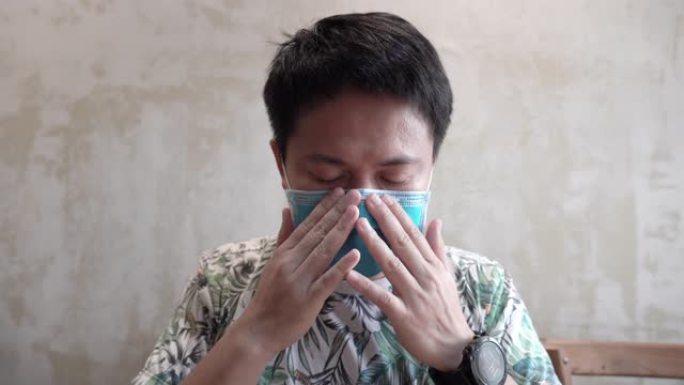 亚洲男子戴着面具微笑在新型冠状病毒肺炎的电晕病毒情况。