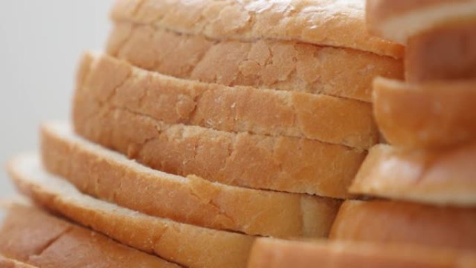 新鲜烤面包块特写食物背景慢倾斜4K
