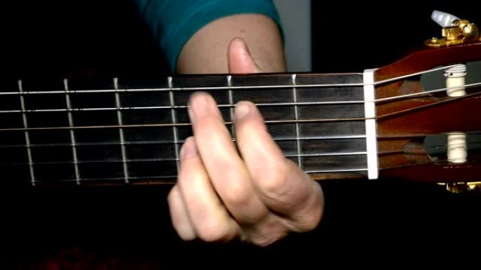 用手指弹奏木吉他，