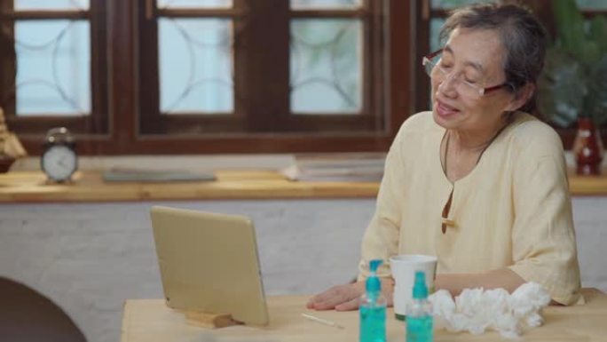 成年亚洲患病的老年妇女头痛在客厅的组织中打喷嚏