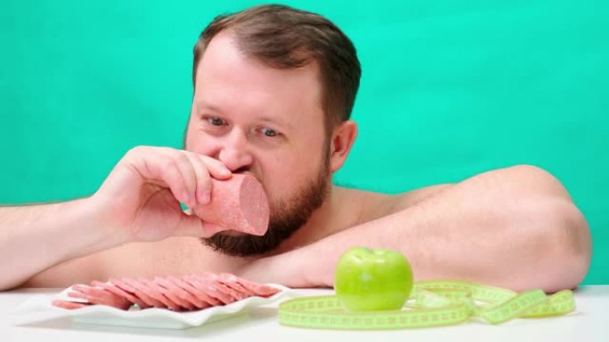 一个胖胖的，留着胡须的胖胖的男人选择了香肠和不健康的生活方式，而不是青苹果和美丽
