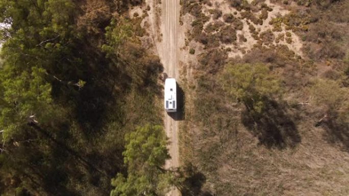 探索澳大利亚地区墨累河流域的房车的各种航拍。公路旅行灰色游牧旅游。