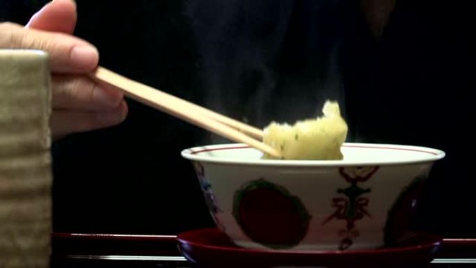 用筷子吃饭