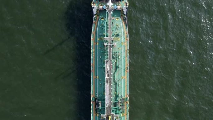 运输贸易的能源进出口业务。日落时分，载有液化石油气和油轮的船只在海港与船只全球物流的空中俯视图。