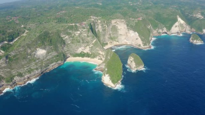 印度尼西亚巴厘岛努沙佩尼达科林金海滩海洋和岩石的鸟瞰图