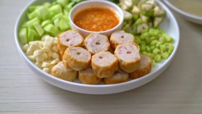 越南猪肉肉丸与vegetables wraps (南越南或Nham Due) -越南的传统美食文化
