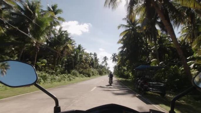 在热带岛屿上驾驶轻便摩托车