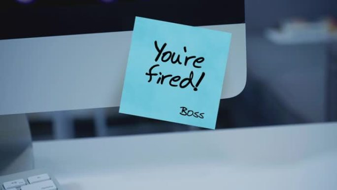 你被解雇了。显示器上贴纸上的铭文。金融危机，商业崩溃。解雇。