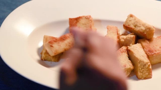 吃油炸冻干豆腐美食制作吃饭美食展示