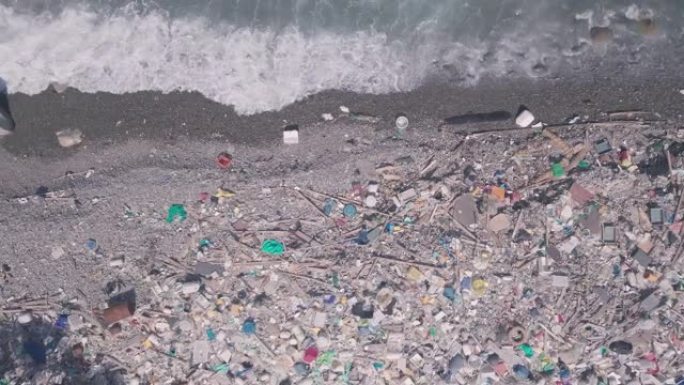 被塑料和垃圾覆盖的海滩显示的环境问题导致了香港的气候变化。空中无人机视图