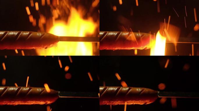在火的火焰上，用细串炸香肠。