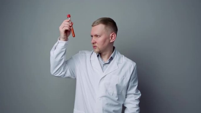 验血。一名男性医务人员拿着一根装有paciet血液的试管。