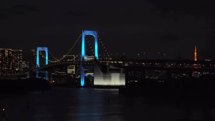 彩虹桥的夜景，由蓝色照亮/对医务人员的支持和感激