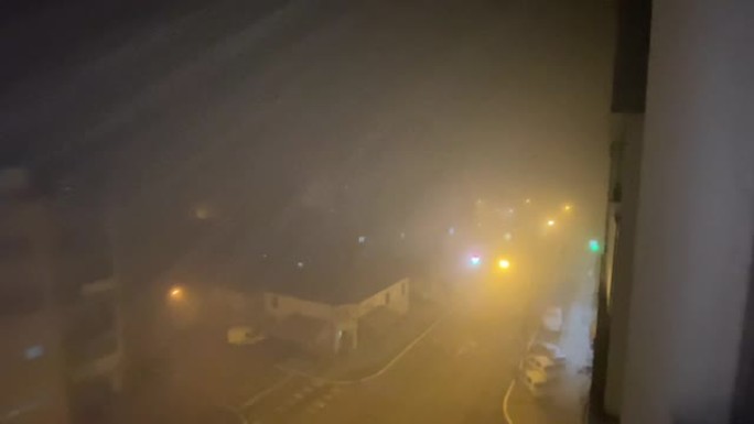 寒冷多雾的冬夜