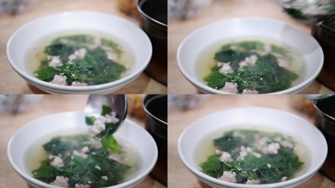 碗装葫芦汤，慢动作。