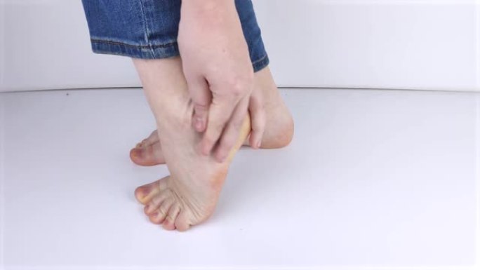 患有脚跟疼痛的女人。足部肌腱发炎或扭伤，脚跟骨刺，滑囊炎。腿部疾病和疼痛的概念