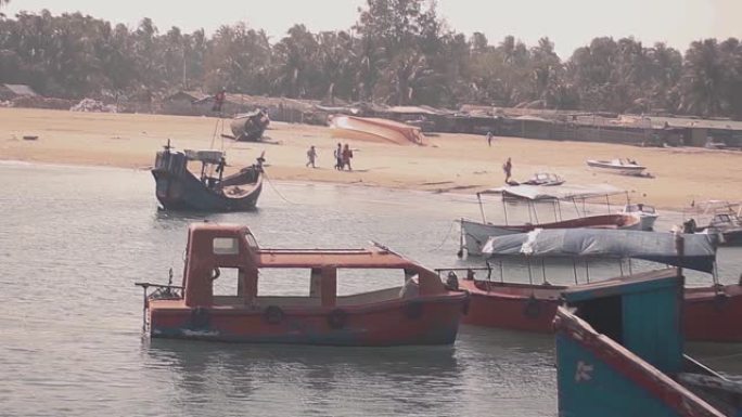 在孟加拉国吉大港圣马丁岛jeti ghat船附近的海水上漂浮的移动船。