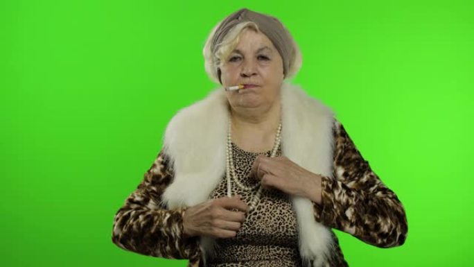 年迈的时尚祖母。白人妇女抽烟，跳舞。色度键