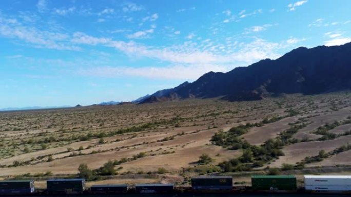 货物列车在沙漠中与山