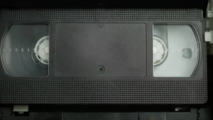 VHS录像带在录像机中播放