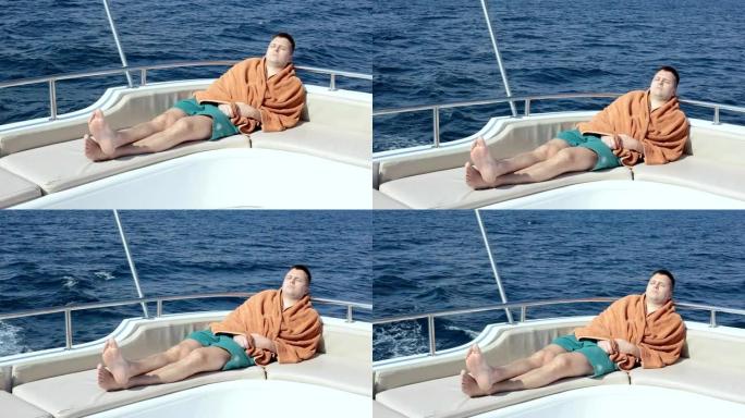 一个人睡在游艇的船尾。