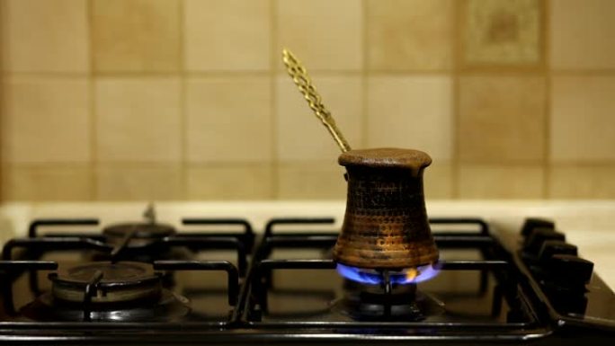 土耳其咖啡在炉顶上准备，达到沸点并溢出边缘。